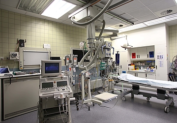 Blick in einen voll ausgestatteten OP-Saal mit vielen Geräten, Unfallchirurgie der Uniklinik Rostock