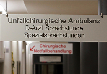 Wegweiserschild zur Unfallchirurgischen Ambulanz